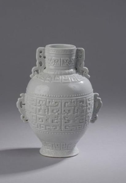 null Vase de forme" Hu" archaïsant en porcelaine moulée de frises de motifs de leiwens...