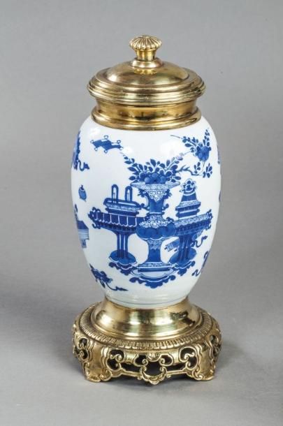 null Vase ovoïde en porcelaine blanche décoré en bleu cobalt sous couverte de vases...