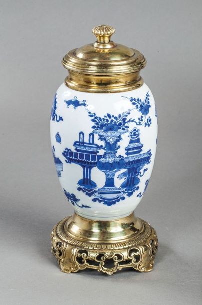 null Vase ovoïde en porcelaine blanche décoré en bleu cobalt sous couverte de vases...