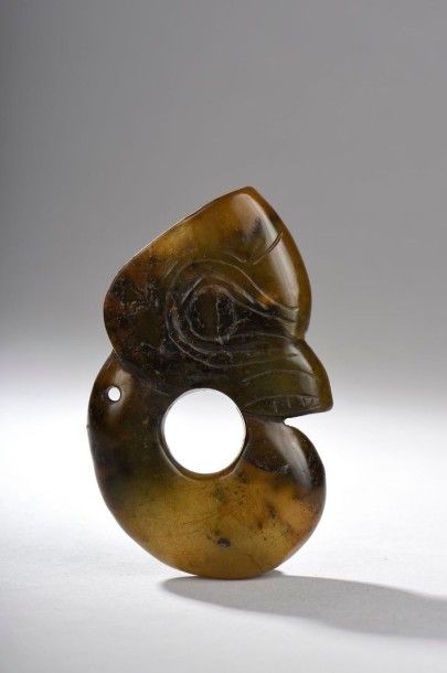 null Elément de parure à tète d'oiseau percé de deux trous. Jade miel ambré. Chine....