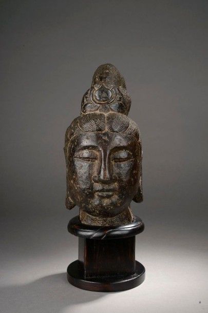 null Tête du Boddhisattva Kwan Yin coiffé d'un haut chignon serti d'un diadème lotiforme....