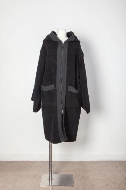 null Eric BERGERE .Manteau-cape à capuche en lainage noire, manches longues à montage...