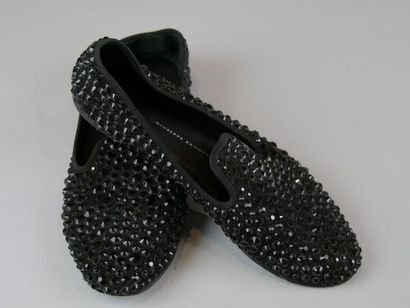 null Giuseppe ZANOTTI .Paire de loafers en daim noir entièrement strassés à la couleur...