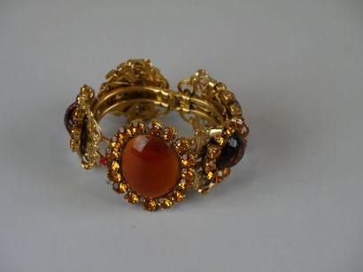 null Anonyme.Bracelet manchette ouvrant en métal doré ciselé, repercé orné de cabochons...