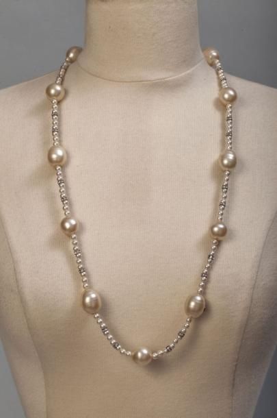 null CHANEL Collection prêt-à-porter Automne/Hiver 1993-1994.Sautoir de perles blanches...