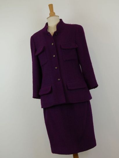 null CHANEL Boutique.Tailleur en tweed bouclette violet, aubergine composé d'une...