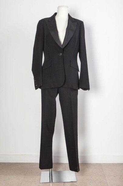 null Diane Von FUSTERNBERG.Smoking en lainage noir composé d'une veste à col châle...