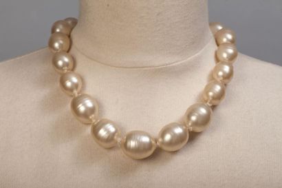 null CHANEL Collection prêt-à-porter Printemps/Ete 1993.Collier choker de perles...
