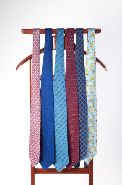 null HERMES, Christian DIOR.Lot de six cravates en soie imprimée à motifs divers....