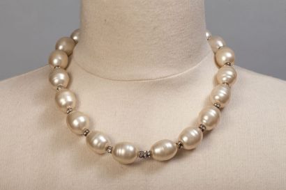 null CHANEL circa 1984/1989.Collier composé de perles olives baroques blanches, entrecoupées...