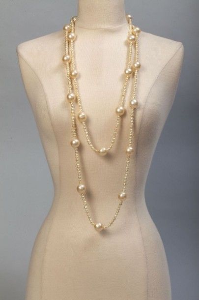 null CHANEL Collection prêt-à-porter Automne/Hiver 2000.Long sautoir de perles blanches...