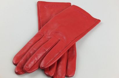 null CHANEL.Paire de gants en cuir agneau rouge. T.7 1/2. Bon état (salissures)....
