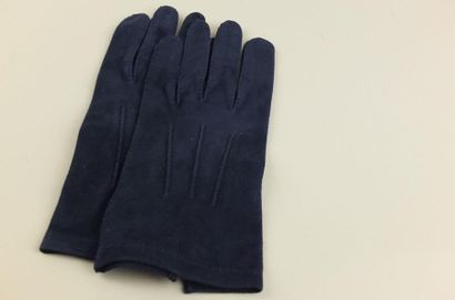 null CHANEL.Paire de gants en chevreau velours marine. T.7.5..