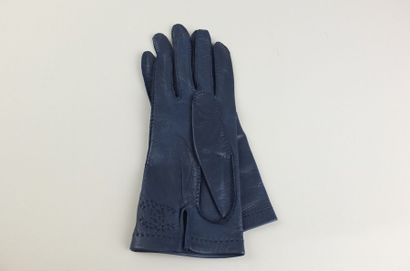null CHANEL.Paire de gants en chevreau marine T.7.5...