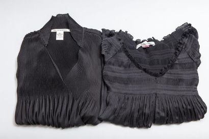 null Diane Von FURSTENBERG.Lot de deux blouses plissé permanent noires, l'une encolure...