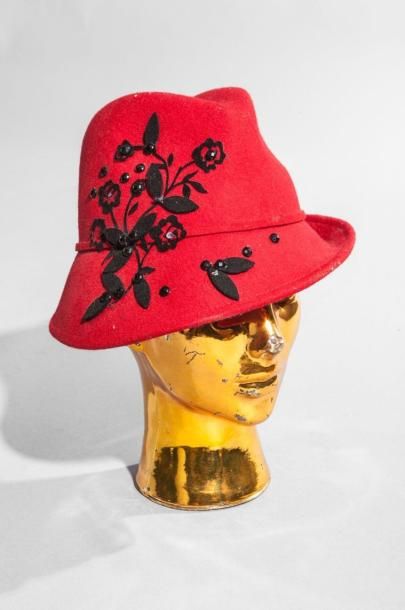 null Anonyme.Chapeau en feutre rouge orné d'une broderie + feutre noir, motif floral...