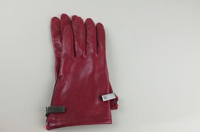 null CHANEL.Paire de gants zippés en chevreau frambroise T.7...