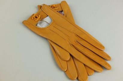 null CHANEL.Paire de gants de conduite en cuir agneau safran T.7.5...
