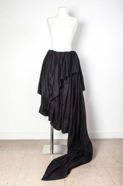 null Yohji YAMAMOTO.Importante jupe en lin noir entièrement drapée, effet de portefeuille,...