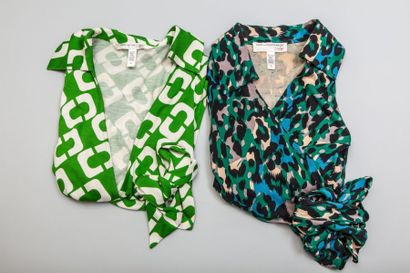 Diane Von FURSTENBERG.Lot de deux blouses...