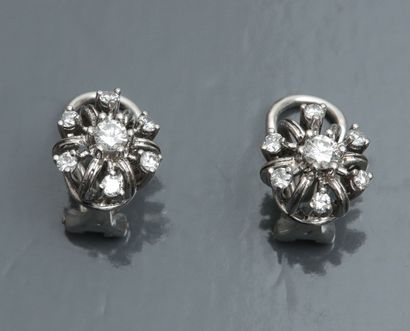 null Boucles d'oreilles " fleur " en or gris, 750 MM, ornée chacune de six petits...