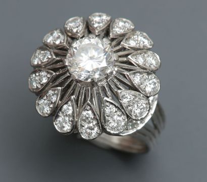null Jolie bague " Fleur " en, platine 900 MM, centrée d'un diamant rond pesant 1,24...