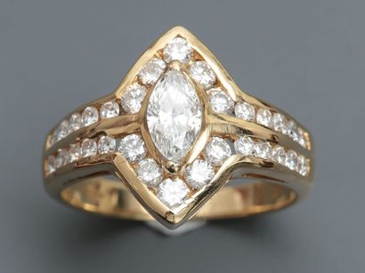 null Bague plate en or jaune, 750 MM, centrée d'un diamant taille navette pesant...