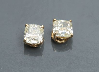 null Puces d'oreilles en or jaune, 750 MM, ornée chacune d'un diamant taille coussin...