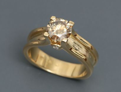 null Bague solitaire en or jaune, 750 MM, ornée d'un diamant jaune taille brillant...