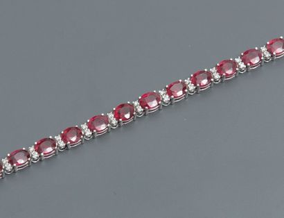 null Bracelet ligne en or gris, 750 MM, souligné de rubis ovales, total : 12,50 carats...