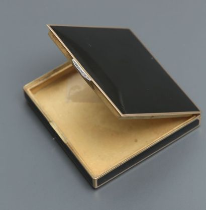 null VAN CLEEF & ARPELS, Petite boîte de forme carrée en or jaune, 750 MM, recouverte...
