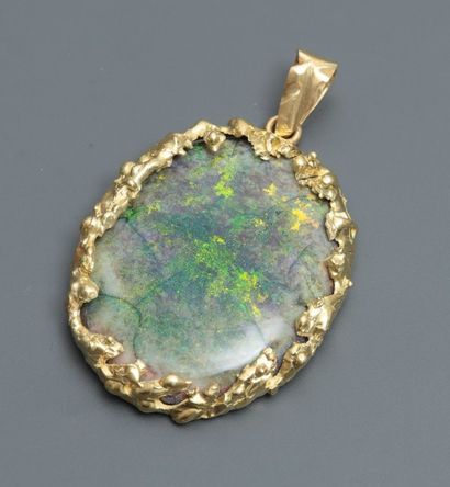null Pendentif en or jaune brut , 750 MM, sertissant une magnifique opale irisée,...