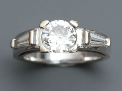 null Bague solitaire en or gris, 750 MM, ornée d'un beau diamant ovale pesant 1,20...