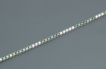 null Bracelet ligne en or gris, 750 MM, souligné de onze brillants et quarante cinq...