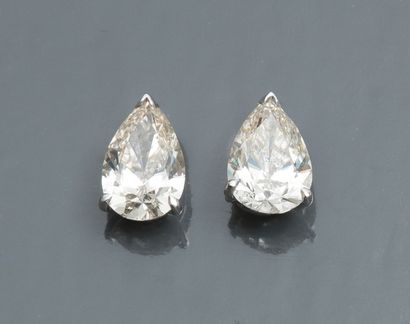 null Puces d'oreilles en or gris, 750 MM, chacune ornée d'un diamant taille poire,...