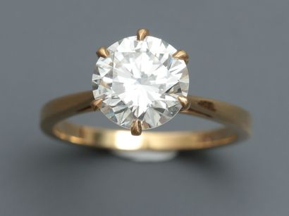 null Bague solitaire en or jaune, 750 MM, ornée d'un très beau diamant taille brillant...
