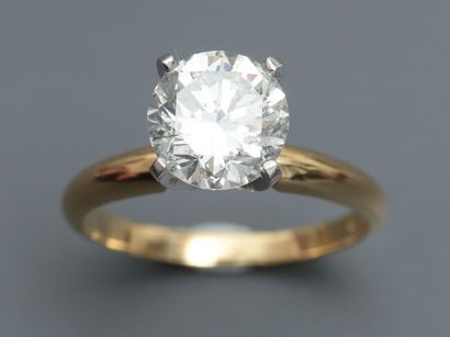 null Bague solitaire deux ors , 750 MM, ornée d'un joli diamant taille brillant pesant...