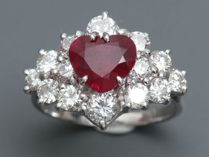 null Bague deux ors, 750 MM, ornée d'un joli rubis taille coeur, pesant 2,10 carats...