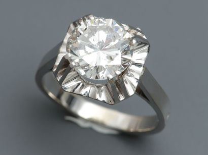 null Bague solitaire en or gris 750 MM et en, platine 900 MM, ornée d'un beau diamant...
