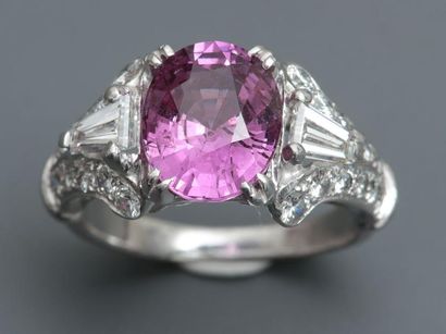 null Bague en or gris, 750 MM, ornée d'un saphir rose ovale pesant 3,30 carats environ...