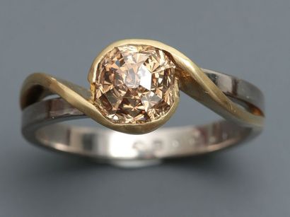 null Bague solitaire deux ors, 750 MM, ornée d'un diamant taille dite " cornered...