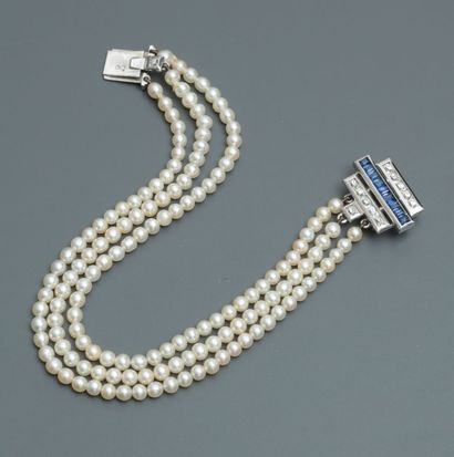 null Bracelet formé de trois rangs de perles fines rondes certifiées par le laboratoire...