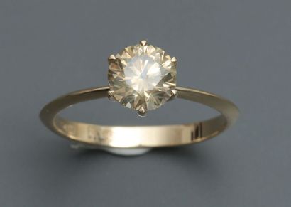 null Bague solitaire en or jaune, 750 MM, ornée d'un diamant rond pesant 1 carat...