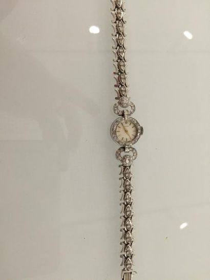 null OMEGA- Bracelet montre de dame en or gris, lunette ronde bordée de diamants,...