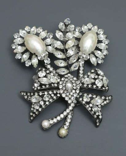 null LARRY - VRBA , Grand bouquet en broche formé de perles en résine blanche et...