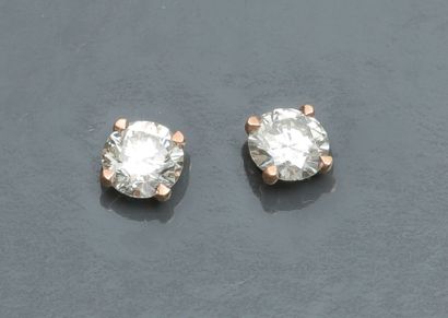 null Puces d'oreilles en or jaune, 750 MM, chacune ornée d'un diamant taille brillant,...
