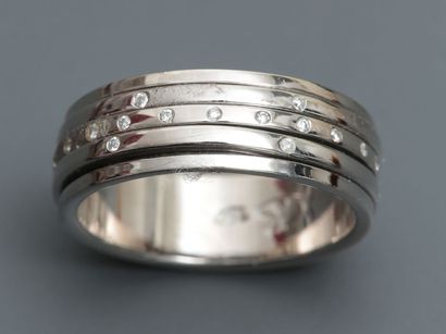 null Bague en or gris, 750 MM, centrée de trois anneaux mobiles ponctués de brillants...