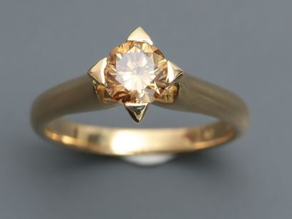 null Bague solitaire en or jaune, 750 MM, ornée d'un diamant " jaune - orange " pesant...