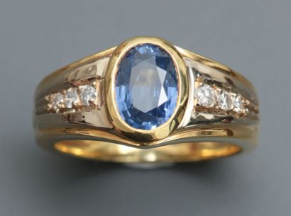 null Bague anneau en or jaune, 750 MM, centrée d'un saphir ovale épaulé de diamants,...
