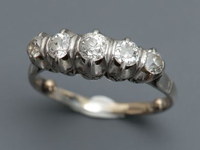 null Bague "Jarretière" en, platine 900 MM, ornée de cinq diamants ronds, total :...